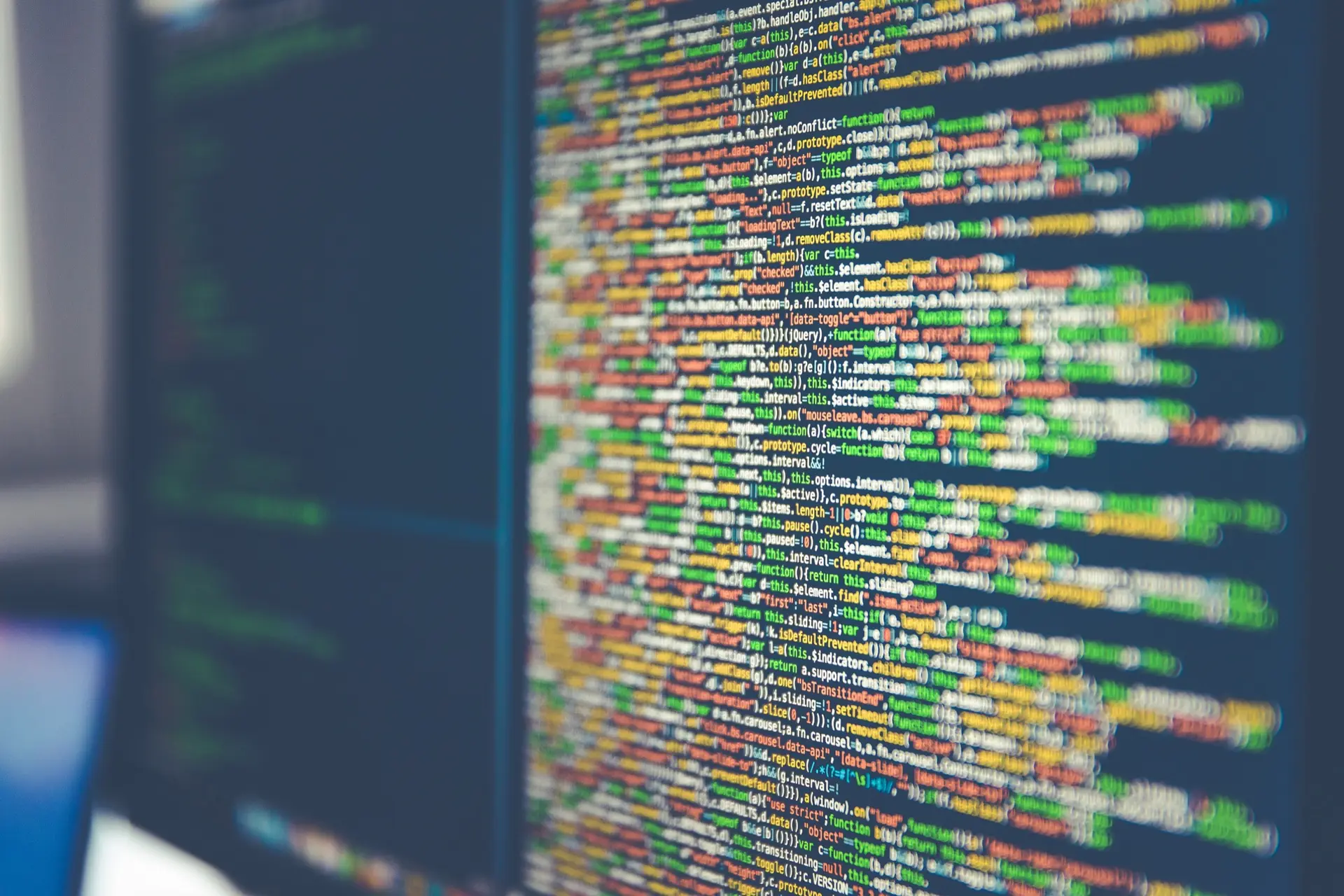Lignes de code sur un écran — maintenance de sites web